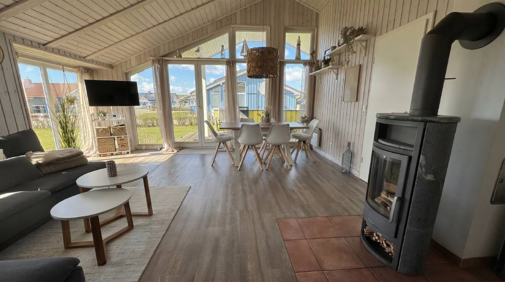 Ferienhaus Eiderente — Wohnzimmer mit Kaminofen